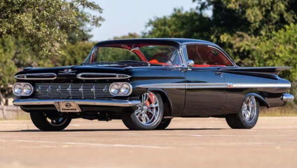 Този модели версията с двойния стъклен покрив-мехур представляват върхът на американския стил. Предлаганият на търга Impala разполага с &bdquo;трансплантиран&ldquo; 8V двигател с 495 к.с., автоматична скоростна кутия и дискови спирачки Wilwood на четирите колела, както и други по-съвременни екстри.